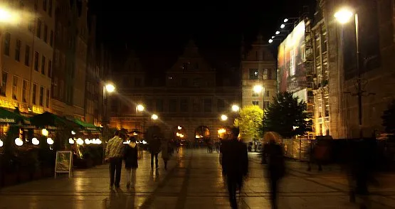 "Historyczne śródmieście Gdańska zostało odnowione, a tworzące je malownicze mieszczańskie kamienice urozmaicił napływ nowych hoteli, restauracji i sklepów" - napisano w uzasadnieniu wyboru Gdańska na jedno z dziesięciu najbardziej wartych odwiedzenia miast w 2009 r. 