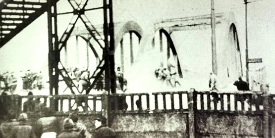 Poranne uroczystości odbędą się przy wiadukcie, na którym w grudniu 1970 r. ZOMO zamordowało idących do pracy stoczniowców. Zdjęcie zostało wykonane między 14 a 17 grudnia 1970 r.