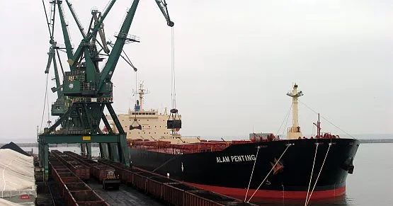 Masowiec Alam Penting przywiózł do Gdyni 70 tys. ton węgla. Rozładunek wykonano przy Nabrzeżu Holenderskim.