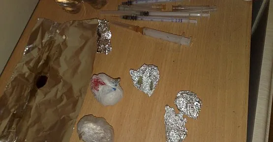Porcje heroiny i marihuany pozawijane w sreberka leżały na stole w mieszkaniu Sławomira J. 