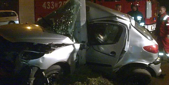 Peugeot jechał za szybko, wpadł w poślizg i uderzył w latarnię. Kierowca zginął  na miejscu.