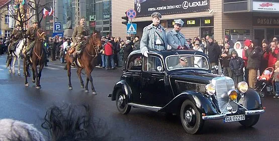 Gdyńską tradycją jest organizacja parady z udziałem historycznych postaci.