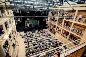 Inauguracja teatralna Gdańskiego Teatru Szekspirowskiego - spektakl "Hamlet" Szekspirowskiego Teatru Globe - był okazją, by sprawdzić funkcjonowanie teatru w praktyce. Pojawiło się wiele głosów krytycznych odnośnie komfortu miejsc na galeriach.