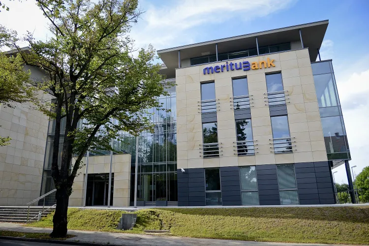 W 2013 roku Meritum Bank przeniósł się do nowego biurowca zlokalizowanego w Gdańsku, przy ul. Piastowskiej 7, w którym pracuje obecnie 500 osób. W sumie spółka zatrudnia ok. 800 pracowników. 
