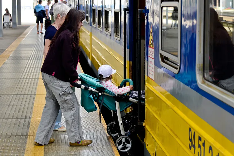 SKM podróżują też matki z dziećmi, które mogą być zarażone przez beztroskich pasażerów, którzy nie liczą się ze zdrowiem innych.