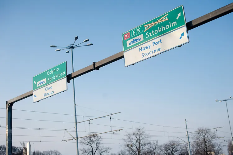 Nowe drogowskazy na ulicach Gdańska mają zniechęcać do jazdy w kierunku Gdyni przez miasto.