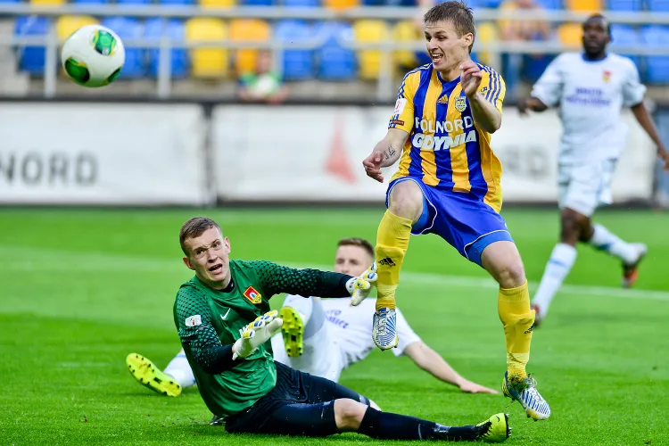 Tak Michał Szubert strzelił jedną z dwóch bramek, które dały Arce ostatnie I-ligowe zwycięstwo w Gdyni. Czy w sobotę żółto-niebiescy znów cieszyć się będą z wygranej przed własną publicznością?