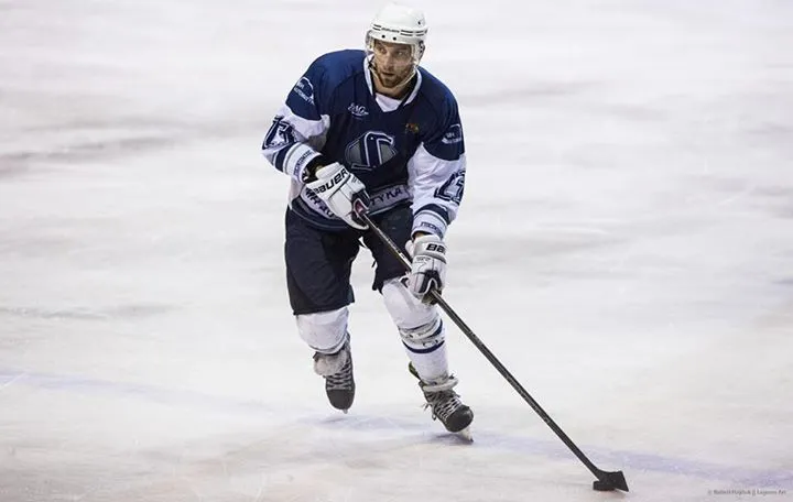 Marek Wróbel uchodził za duży hokejowy talent, ale jego kariera nie potoczyła się tak, jak mu wróżono. 25-letni napastnik zrezygnował z gry w ekstraklasie na rzecz powrotu do Gdańska i pomocy Stoczniowcowi 2014 w awansie. Już w pierwszych meczach był liderem drużyny.