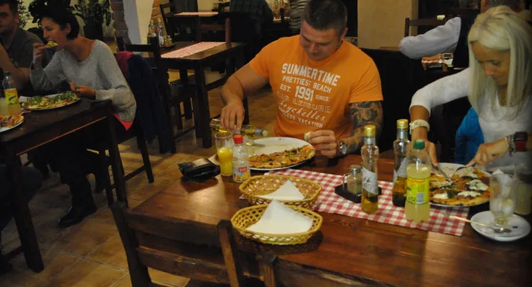 W restauracji La Bocca klenci mają czas na spokojny posiłek. Większość z nich wraca po kolejne pizze. 