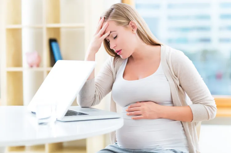 Kobieta w ciąży może pracować przy komputerze maksymalnie 4 godziny dziennie. 