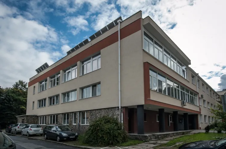 Oddział pediatryczny, powstały w wyniku połączenia dwóch dotychczas funkcjonujących w Gdyni, od stycznia 2015 r. zlokalizowany będzie w pawilonie nr 2, przy ul. Powstania Styczniowego 1. 
