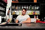 W Maniack Cafe wypijemy drink będący połączeniem czerwonego wina i wyciągu z orzeszków koli. To jedyne miejsce w Trójmieście serwujące ten specyfik.
