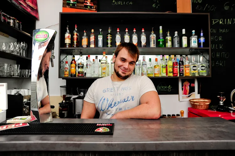 W Maniack Cafe wypijemy drink będący połączeniem czerwonego wina i wyciągu z orzeszków koli. To jedyne miejsce w Trójmieście serwujące ten specyfik.