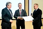 Nagrodę odbiera dr inż. Andrzej Kilian, prezes zarządu Ośrodka Badawczo-Rozwojowego Centrum Techniki Morskiej SA.