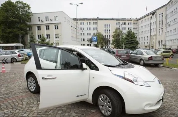W czerwcu gdańscy urzędnicy testowali elektryczne samochody Nissan Leaf. 
