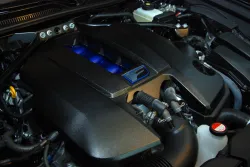 Serce RCF to pięciolitrowy silnik V8. 477 KM bez doładowania. 