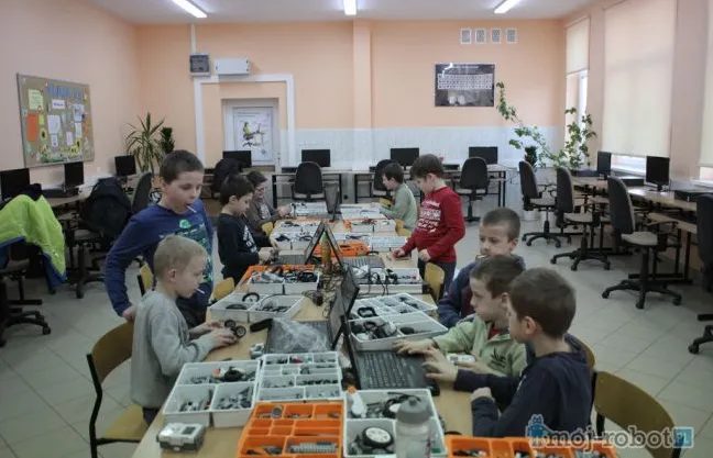 Wszystkie dzieci w wieku szkolnym, które chciałyby uczestniczyć w zajęciach z robotyki, mogą dołączyć do zajęć odbywających się w czwartki, o godz. 18:00, w Szkole Podstawowej nr 39 w Gdyni.