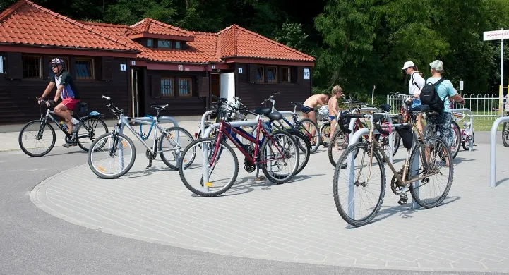 Na razie w centrum Gdyni przybyło stojaków, ale urzędnicy chcą, by pojawiło się tu więcej rowerzystów.