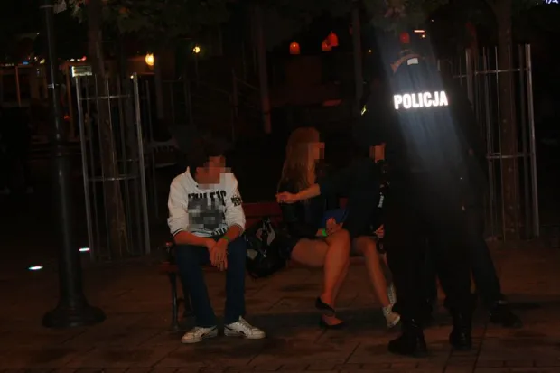 W nocy z poniedziałku na wtorek policjanci interweniowali na Monciaku blisko sto razy.