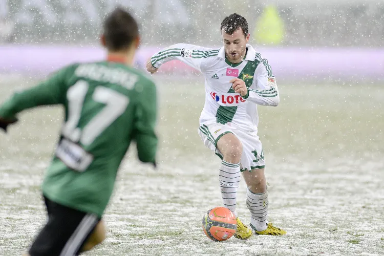 Piotr Wiśniewski w barwach Lechii wygrywał z Legią nie tylko w Warszawie, ale także, gdy przyszło grać na PGE Arenie przy padającym śniegu. 
