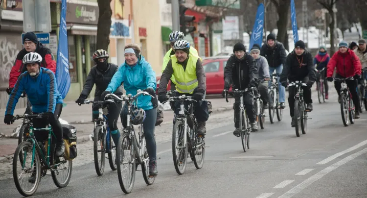 Rowerzyści w Gdyni w centrum mają do wyboru głównie jazdę zatłoczonymi wciąż ulicami lub chodnikami pomiędzy pieszymi.