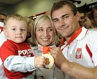 Leszek Blanik w ciągu niewiele ponad roku zdobył złote medale w trzech najważniejszych zawodach. Sukcesy te zadedykował synowi Arturowi i żonie Magdalenie.