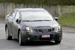 Pierwsze zdjęcia nowej, zamaskowanej toyoty Avensis w trakcie jazd testowych opublikował niemiecki "Auto Bild".