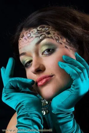 Wykonując makijaż sylwestrowy można puścić wodze fantazji (makijaż E. Skoczeń, www.es-wizaz.pl)