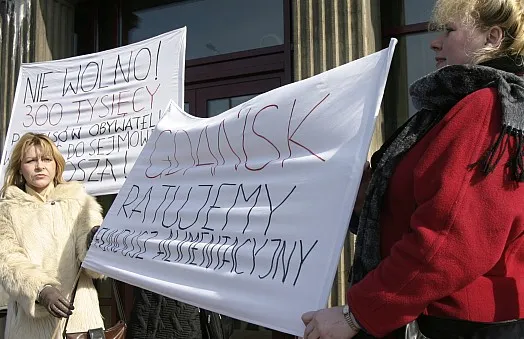 Pikieta przed Urzędem Wojewódzkim w Gdańsku przeciw likwidacji zasiłków alimentacyjnych 15 marca 2005 r.