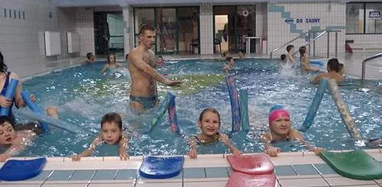 Rodzinne pływanie to doskonała rozrywka i wychowanie poprzez sport