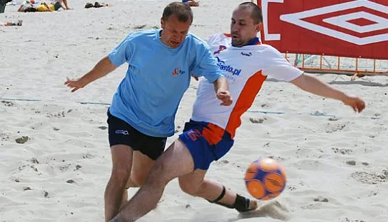 Trójmiejskie media często stają do piłkarskiej rywalizacji. Tego lata na plaży Michał Dolny (trojmiasto.pl, z prawej) walczył m.in. z Wojciechem Jankowskim (RMF).