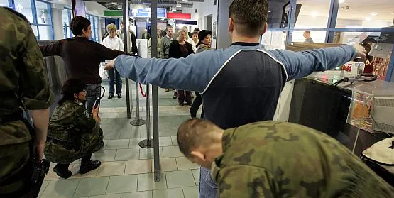 Nasz czytelnik ma zarzuty nie tylko wobec stosowanych na lotnisku procedur, ale także wobec kultury strażników granicznych i ich stosunku do pasażerów. Zdjęcie wykonane przed wejściem Polski do strefy Schengen.