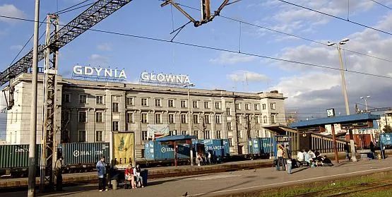 Mimo trwających remontów i wpisania do rejestru zabytków, Dworzec PKP w Gdyni wciąż straszy.