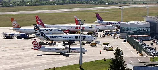 Na płycie postojowej lotniska w Rębiechowie tłok: na pasażerów czekają zarówno samoloty regularnych linii lotniczych jak i czartery.