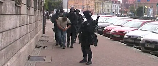 Policjanci doprowadzają zatrzymanego do Prokuratury Okręgowej w Gdańsku.