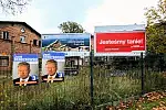 Na płocie posesji znaleźć można też reklamę wyborczą kandydata do Sejmiku Województwa...