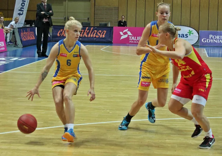 Po trzech ligowych kolejkach koszykarki Basketu pozostają bez punktów. Na zdjęciu Angelika Stankiewicz (nr 6) i Dominika Miłoszewska.