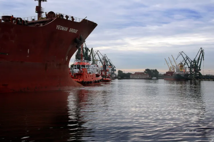 Port Gdański Eksploatacja to spółka operatorska skupiająca się przede wszystkim na przeładunkach drobnicowych, w tym kontenerowych oraz masowych.

