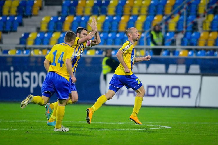 Bartosz Ława (pierwszy z prawej) chwilę po zdobyciu gola, który dał Arce zwycięstwo. Z gratulacjami biegną: Krzysztof Sobieraj i Michał Nalepa. 