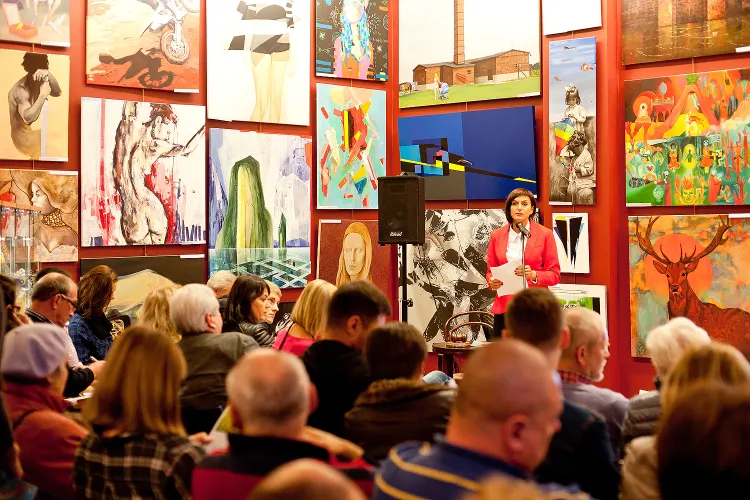 Aukcje Młodej Sztuki w Sopockim Domu Aukcyjnym regularnie przyciągają wielu zainteresowanych. 