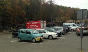 Obecny parking przy cmentarzu szczelnie zapełnia się w październikowe weekendy. 