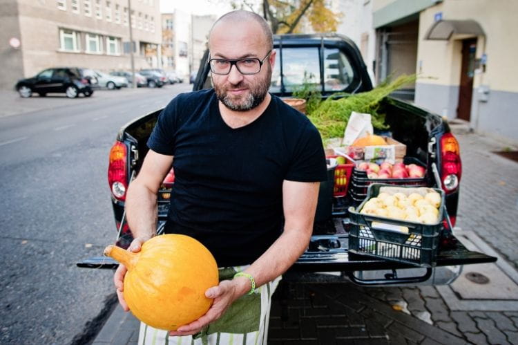 Kamil Budzikowski, szef kuchni w U Muzyk'uff. Większość produktów przywozi ze swojego gospodarstwa "Koziołeczek" w Trzepowie.