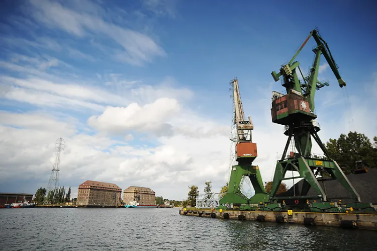 Port Gdański Eksploatacja to spółka operatorska skupiająca się przede wszystkim na przeładunkach drobnicowych, w tym kontenerowych oraz masowych. Jej działalność realizowana jest na ponad 90 ha gdańskiego portu.