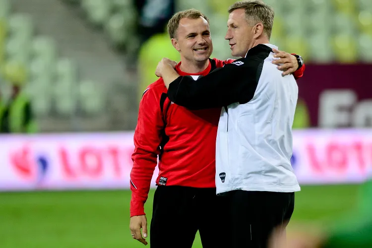 Tomasz Unton (z prawej) i Maciej Kalkowski w powszechnym odczuciu znacznie poprawili grę Lechii, ale klub wciąż nie podjął decyzji, kto poprowadzi biało-zielonych na stałe. 