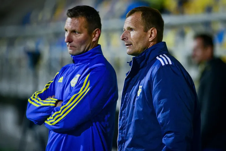Dla Grzegorz Witta (z prawej) praca na zapleczu ekstraklasy nie jest nowością. Na tym szczeblu rozgrywek był pierwszym trenerem Arki już dokładnie 20 lat temu. Obecnie asystuje Grzegorzowi Nicińskiemu. 