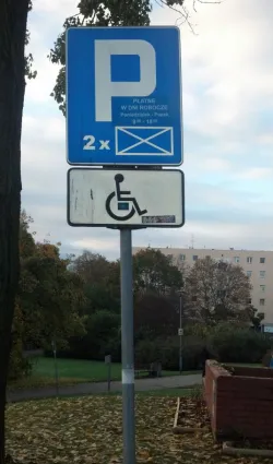Niepełnosprawni mają w Gdyni wyznaczone miejsca parkingowe.