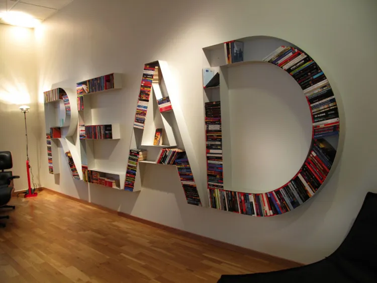 Półki w kształcie liter (wzór). Biblioteczka dla fanów nowoczesnego wystroju wnętrz. 