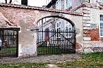 Niedawno dzięki darczyńcy z Wielkopolski w murze wstawiono bramę i furtę.