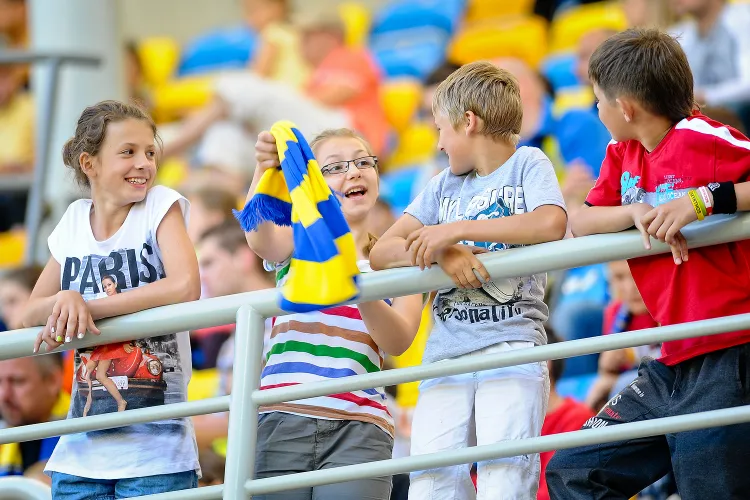 W każdym sezonie ponad pięć tysięcy uczniów oraz młodych sportowców ogląda mecze Arki za darmo w sektorze "Małego Arkowca". 