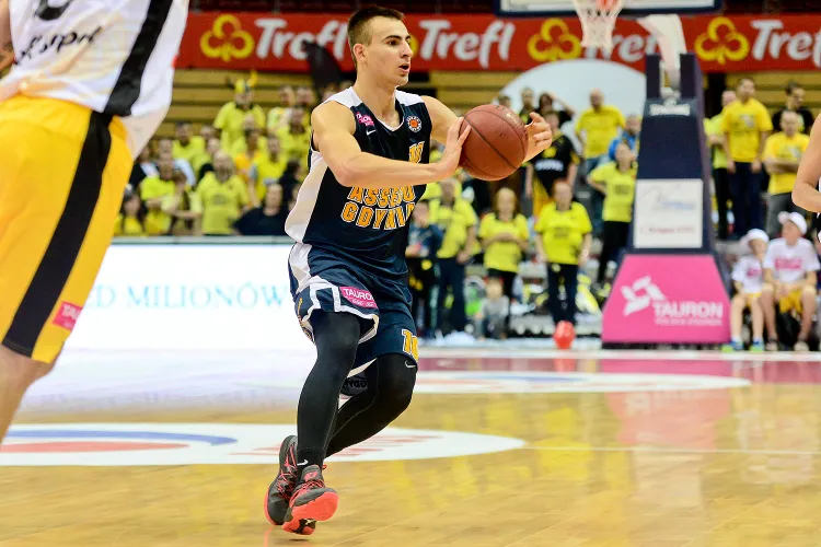 Przemysław Żołnierewicz jest jednym z młodych koszykarz Asseco, którzy aby zdobywać pewność siebie na boisku oddelegowani są do gry, tak w pierwszym, jak i drugim zespole.